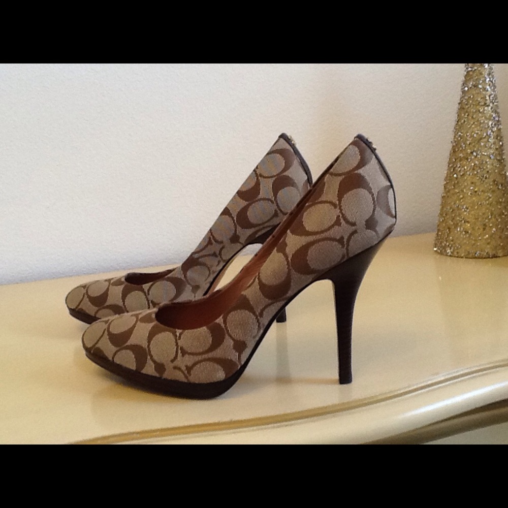 NWOT Coach Signature Caya Heels
